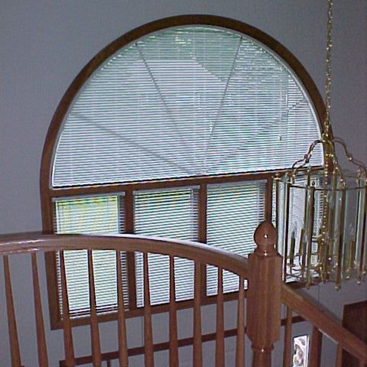 The Bali 1 Inch Arch Mini blinds.livee with color-coordinated components to provide a finished look.